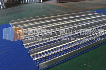 Metal rib forming lath